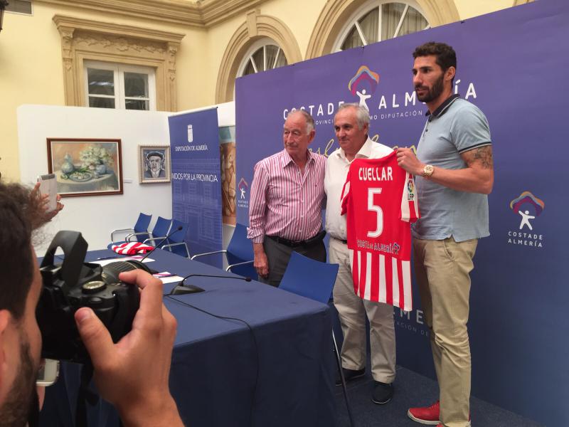 Carlos Cuéllar, presentado con la UD Almería