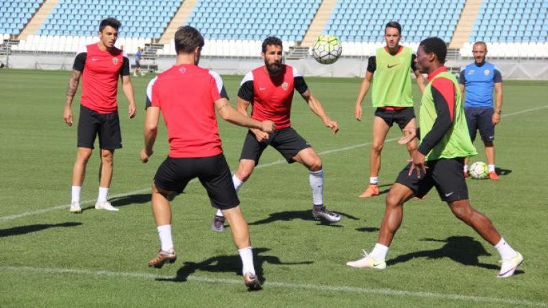 Almería, three points away from achieving its goal