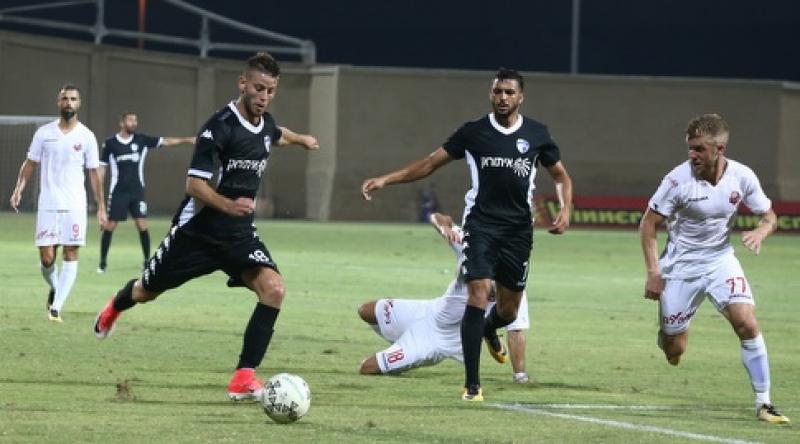 Carlos overcomes the initial leg of the Toto Cup